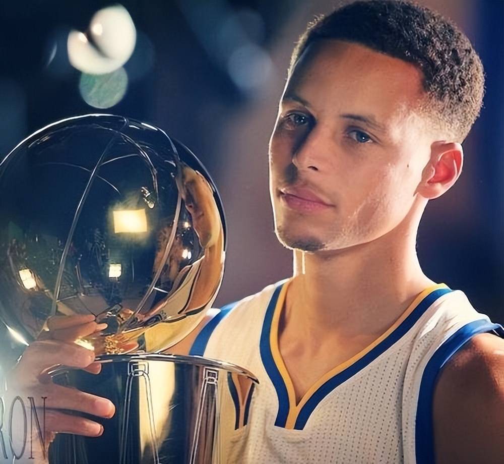 东契奇担任扣篮大赛评委为飞跃三人的扣篮选手打出10分满分, image size:1000x920